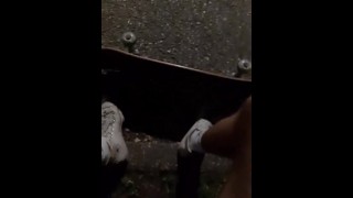 skatista se masturba no parque à noite
