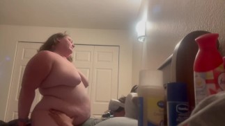 Er schaut sich Virtual-Reality-Pornos an, während ich sauge und reite