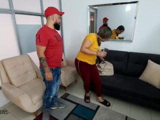 Me follo a la amiga de mi madrastra mientras le hace la visita - Porno en Español