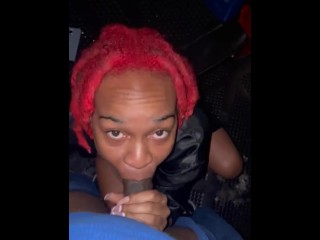 Негр сосет член в парке в халате и на каблуках