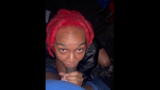 Негр сосет член в парке в халате и на каблуках 