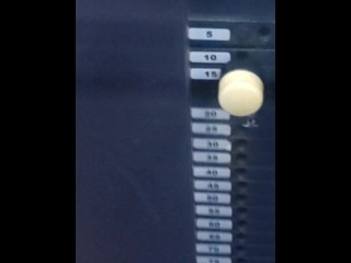 Подтянутая девушка получает оргазм в душе спортзала