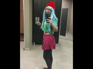 Горячая девушка с синими волосами в короткой юбке