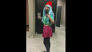 Горячая девушка с синими волосами в короткой юбке