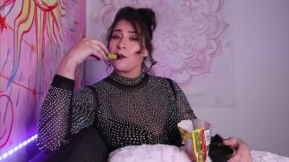 懒惰的女孩羞辱