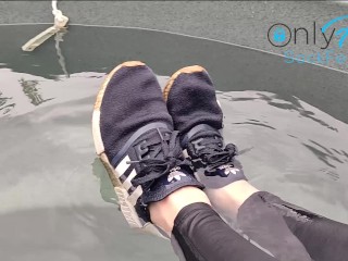 18 Años Jugando Con Ropa De Gimnasio En La Piscina 😝👟 Zapatillas Mojadas y Leggings De Wetlook Apretados
