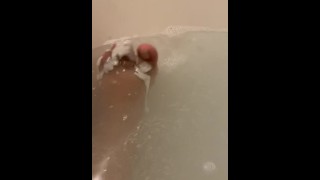 Je verse du savon sur mes orteils potelés dans le bain