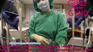 SFW - NonNude BTS de Lenna Lux en el procedimiento, manos y guantes sexys, mira a GirlsGoneGynoCom