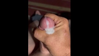 Действительно возбужденный дрочит с карманной киской, быстро кончающей