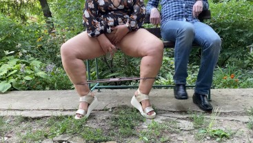 Горячий сок из киски моей мачехи прямо в парке