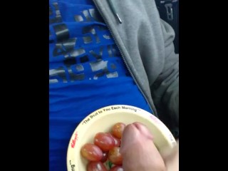 Cum Onとブドウを食べる
