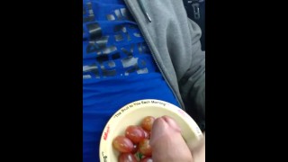 Кончить и съесть виноград