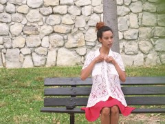 Un voyeur la regarde ouvrir son chemisier sans soutif sur un banc: Audalove83 Asiancat83