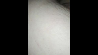 肮脏的荡妇想念主人，而他的在工作