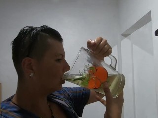 Un Litre De Pipi-limonade, on Boit Notre Pisse Au Pichet