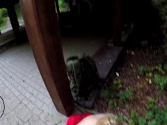 Ryzykowne zbliżenie w publicznym miejscu z przyrodnią siostrą zostajemy przyłapani