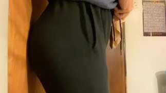 Bubble culo femboy macina contro la porta