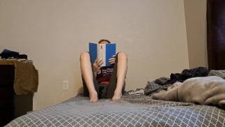 Симпатичная транс девушка лениво мочится во время чтения, демонстрирует свою мокрую