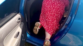 меня сняли сзади, пока я чистила машину в салоне