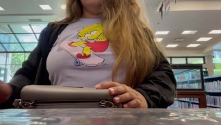 Mj Moore 在图书馆里闪烁