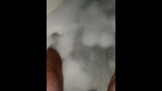 Se masturbando no banho