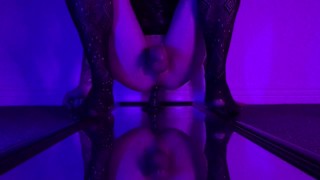Glowing Femboy heeft drievoudige sissygasme onder biseksuele Fairy licht - Josey Cummings