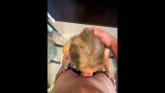 Сосед удивляет горячую блондинку, пока муж на работе - изменяющая горячая жена делает отличный минет