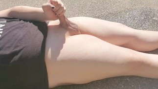 Транс девушка мочится и испытывает оргазм на солнце