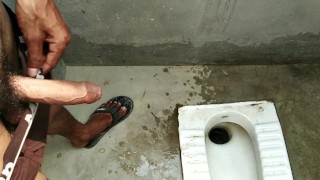 Indische jongen pist in de badkamer