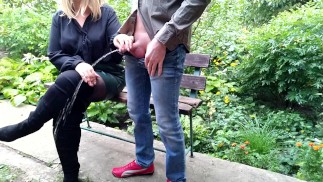 Шаловливая милфа достаточно возбуждена чтобы сделать это на публике