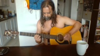 Naked chico tocando la guitarra
