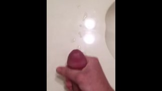 Wichsen eines doppelten Cumshots