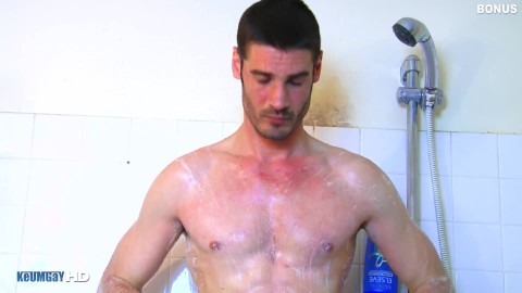 str8 male gets filmed and wanked in a shower.