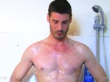 str8男性が撮影され、シャワーで手コキされます。