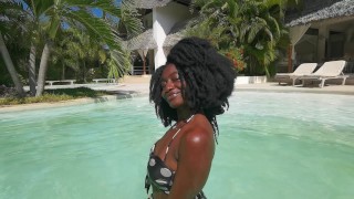 Elegante y delicada africana Beauty disfrutando de la piscina