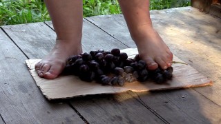 MILF pisotea uvas con sus pies descalzos.