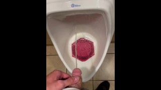 Pisser dans les toilettes publiques 