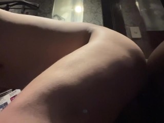 一个日本胖子通过将门上的假阳具插入他的肛门来获得性快感。