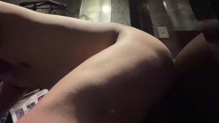Een dikke Japanse man die seksueel genot beleeft door een op een deur gemonteerde dildo in zijn anus
