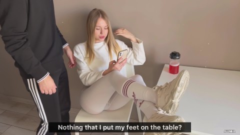Novia insolente arrojó sus piernas sobre la mesa y fue follada por ello.