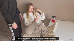 Insolent petite amie a jeté ses jambes sur la table et a été baisée pour cela.