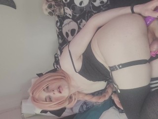 Транс-девушка-кошка занимается NSFW вещами и уничтожает популяцию птиц