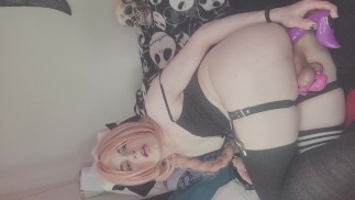 Транс-девушка-кошка занимается NSFW вещами и уничтожает популяцию птиц