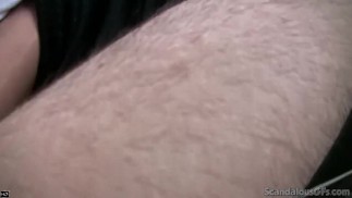 热辣的宝贝揉着鸡巴，而开车的家伙被胶带抓住了