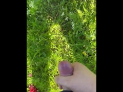 Молодой член кончает на природе в людном месте