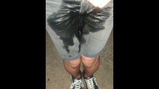 Molhando meus shorts jeans Black na vizinhança