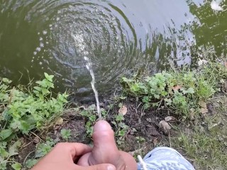 Long Pissing to the Water makes Water Bubbly - Bubbly Piss