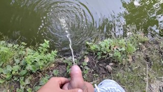 Lang pissen naar het water maakt water bubbelend - bubbelige pis
