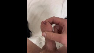 Une bite amateur se fait battre lentement pour un sperme explosif