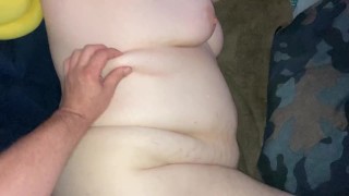 Sexo lateral, aperte gordura, barriga jiggle e estrias.